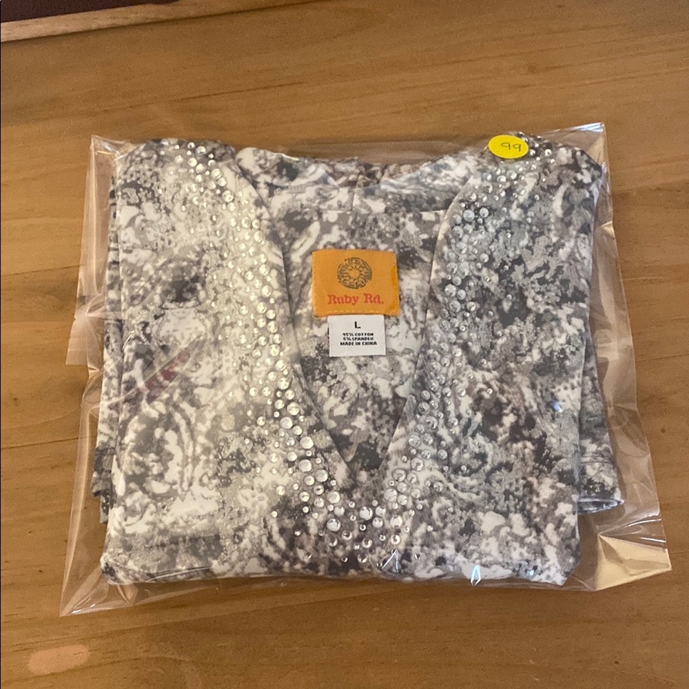 Ruby Rd. Gray and White Patterned Top - Picture 13 of 13